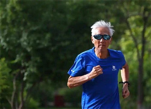 【地评线】彩云网评：银发健身的“年龄壁垒”该拆了