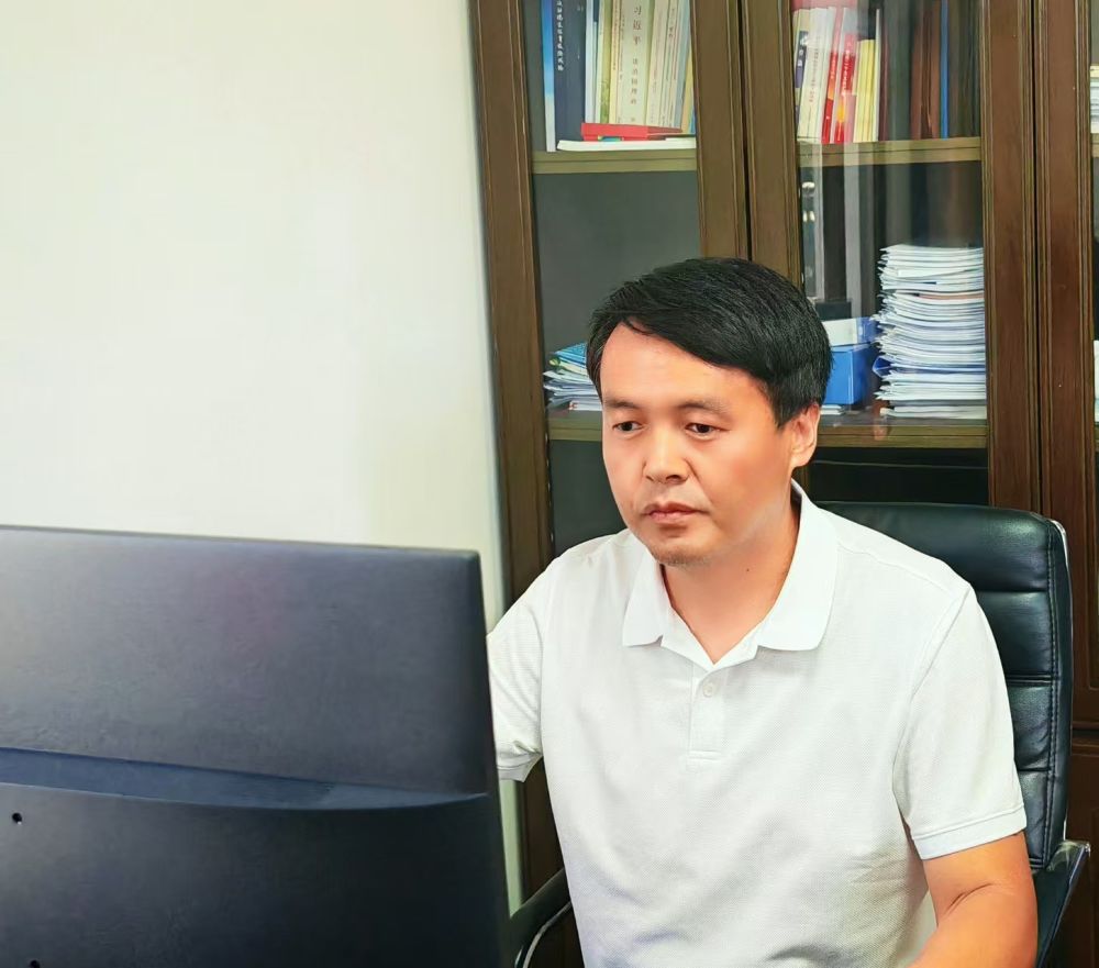 8月7日，FM97.7丽江旅游交通广播连线嘉宾：玉龙县教体局副局长和宏文。（受访者 供图）
