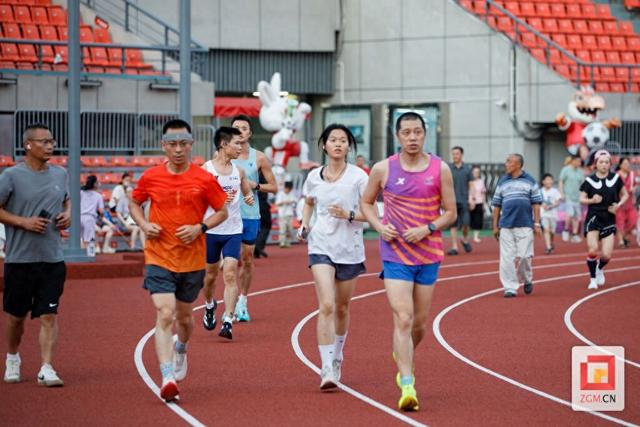图说市井 | 直击傍晚健身热潮 感受夏日蓬勃生机