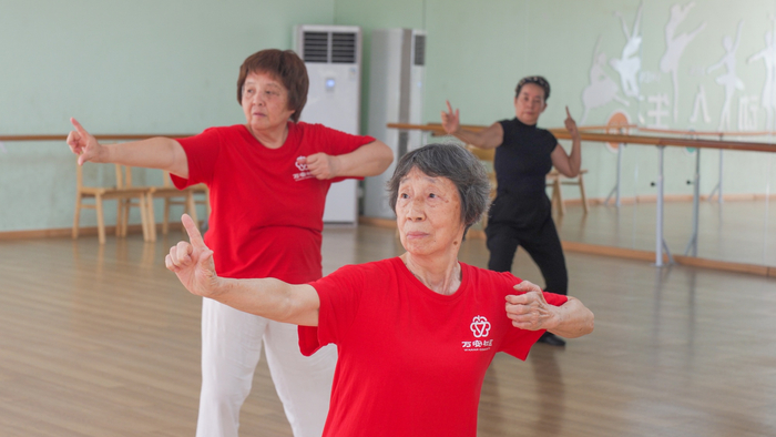 万安社区居民在舞蹈房练八段锦（央广网记者 俞烨 摄）