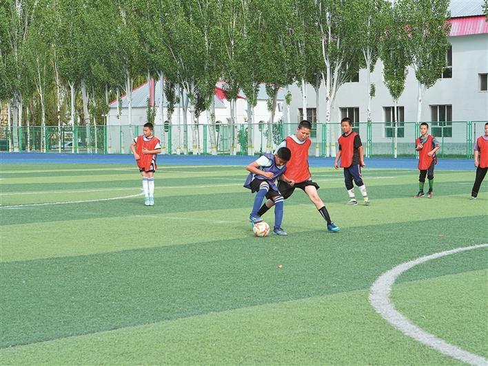 7月27日,四师六十九团组织中小学生在该团中学操场举办足球友谊赛。图为比赛现场。兵团日报常驻记者 李惠 通讯员 杨宁 摄