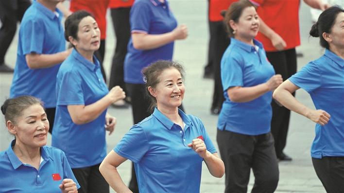7月30日,八师石河子市军垦广场上,市民在跳广场舞。 兵团日报全媒体记者 陈洋 摄