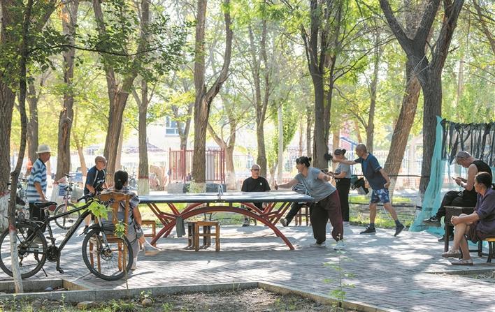 8月2日,五师九○团乐怡苑小区居民在打乒乓球。秦桂连 摄